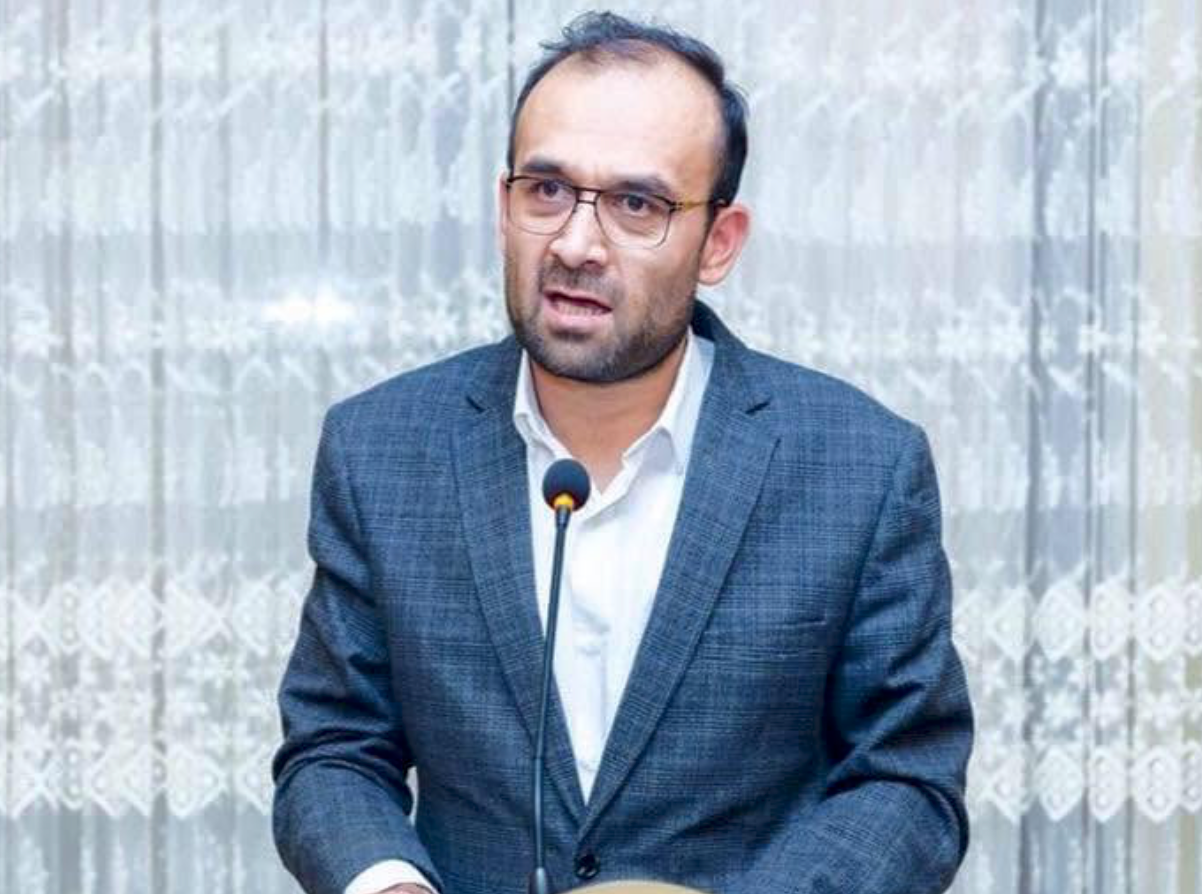 د ځيرکو موبایلونو پر کارولو بندیز؛ نور رحمان اخلاقي دا پرېکړه د طالبانو د وېرې نښه وبلله