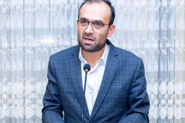 د ځيرکو موبایلونو پر کارولو بندیز؛ نور رحمان اخلاقي دا پرېکړه د طالبانو د وېرې نښه وبلله