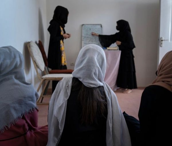 وال استریت ژورنال: برخی از اعضای طالبان دختران خود را مخفیانه به مکاتب زیرزمینی می‌فرستند