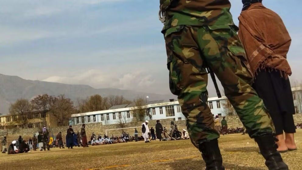 طالبانو په خوست کې یوه ښځه په عام محضر کې په دُرو وهلې