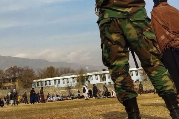 طالبانو په خوست کې یوه ښځه په عام محضر کې په دُرو وهلې