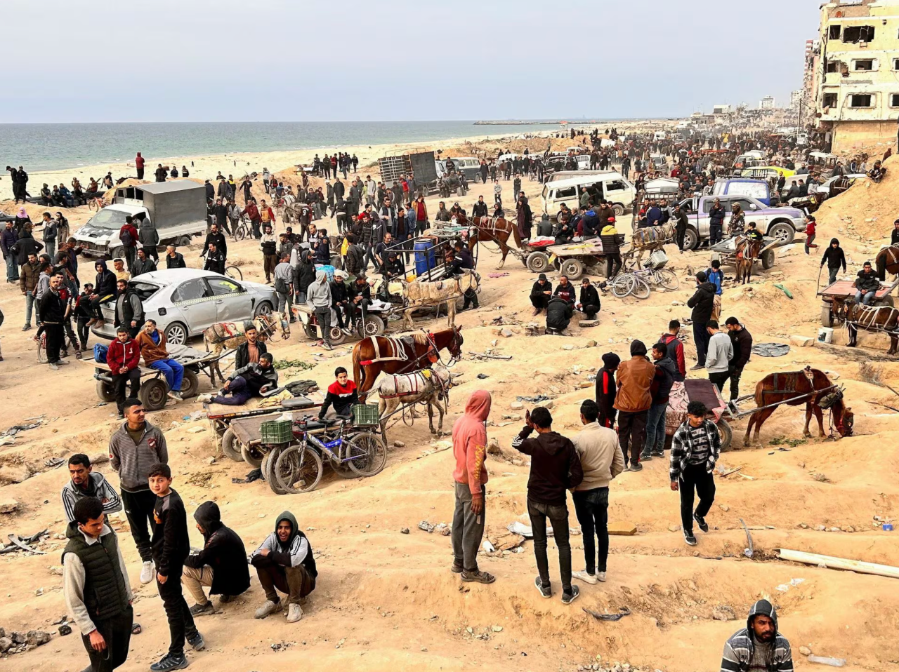 د غزې روغتیايي چارواکي وايي د اسراییل په برید کې مرستو ته په تمه ۱۰۴ کسان وژل شوي دي