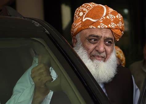 د مولانا فضل الرحمان د موټرو پر کاروان برید شوی دی