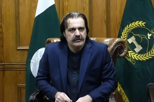 عمران خان د خیبر پښتونخوا د اعلی وزیر ګنډا پور پر لرې کولو غور کوي