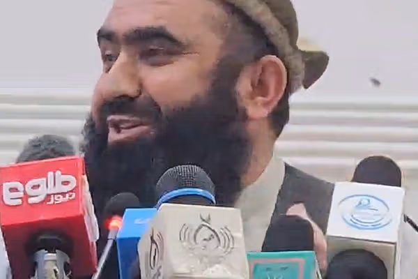 د طالبانو د هلمند والي وايي د پاکستان بریدونو «د مخالفانو برېتونه هم غوړ» کړل