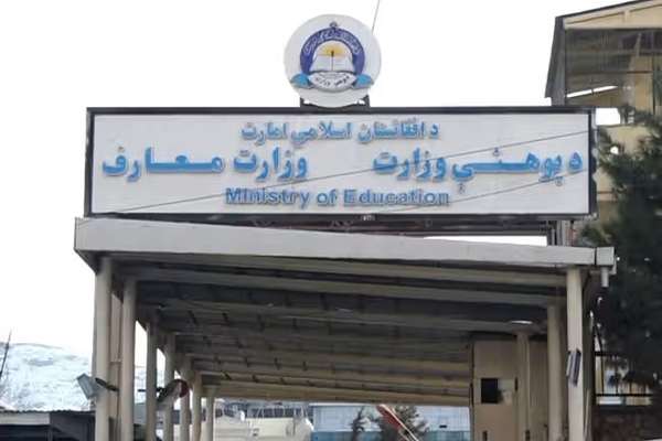 طالبان صدها معلم زن را در تخار و بدخشان به مکاتب دور از محل زندگیشان تبدیل کرد