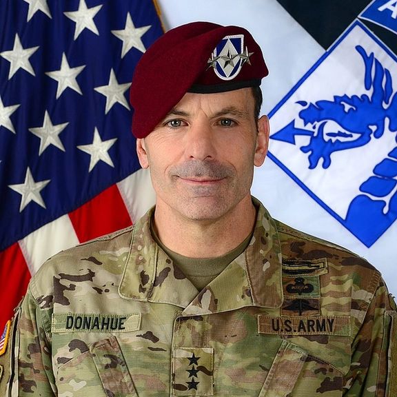 کریس دوناهو رهبری نیروهای امریکایی در عراق، کوریای جنوبی و افغانستان را در کارنامه خود دارد