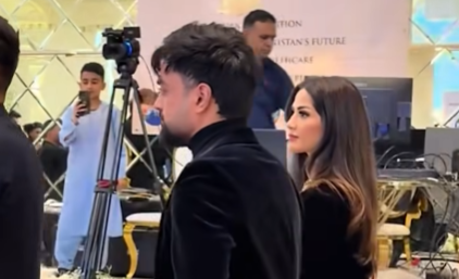 ابرستاره کریکت افغانستان می‌گوید زن همراهش همسرش است