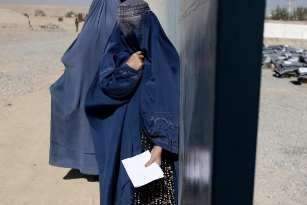 صحيفة بريطانية: قانون طالبان الجديد يفرض عقوبات مخففة على الأزواج المعتدين