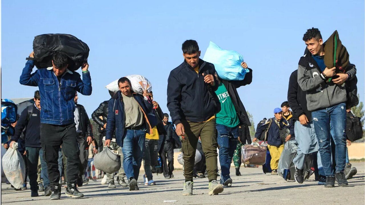 مقام ایرانی می‌گوید مهاجران اخراجی افغان خیلی زود به ایران بر می‌گردند