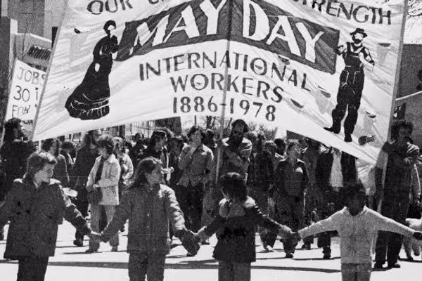 د مئ لومړۍ نېټه څنګه او چېرته د کارګرو نړۍواله ورځ شوه؟