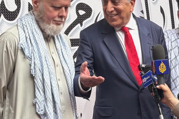 زعيم طالبان يستجيب لنداء أم أمریکیة ويتجاهل نداءات الأمهات الأفغانيات