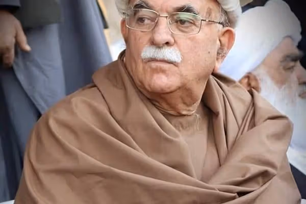 اڅکزی وايي چې اوسني پاکستاني چارواکي له افغانستان نه د انګرېزانو په څېر غوښتنې کوي