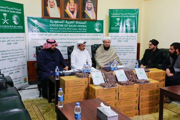 عربستان به مناسبت ماه رمضان به افغانها خرما کمک کرد