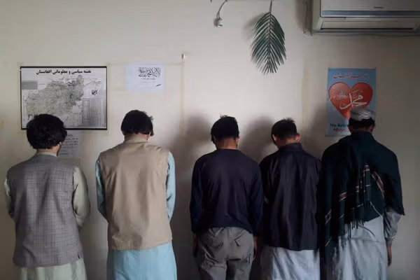 طالبان وایي کابل کې یې د مبایلونو د غلا په تړاو یوه ۶ کسیزه ډله نیولې