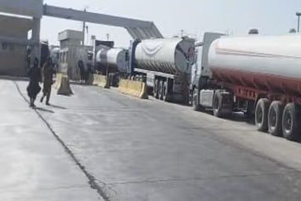 طالبان از بازگرداندن حدود ۱۷۰ تانکر مواد نفتی بیکیفیت در گمرکات خبر داد