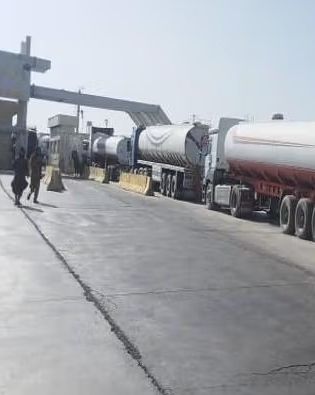 طالبان از بازگرداندن حدود ۱۷۰ تانکر مواد نفتی بیکیفیت در گمرکات خبر داد