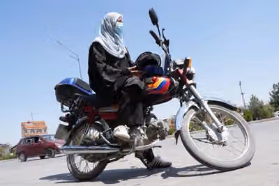په کابل کې یوې نجلۍ د ټرانسپورټي ټکټونو د پلورنې انلاین سیستم جوړ کړی
