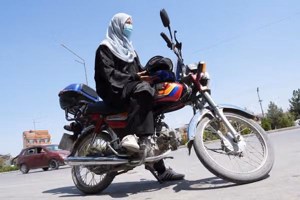 په کابل کې یوې نجلۍ د ټرانسپورټي ټکټونو د پلورنې انلاین سیستم جوړ کړی