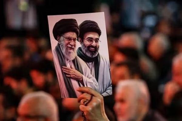 نیویارک ټایمز: مجتبی خامنهيي د خپل پلار د جنازې په مراسمو کې د ګډون غوښتنه کړې