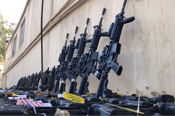 طالبان وايي په تورخم کې یې ۵۲۵ میل وسلې او مهمات نیولي دي