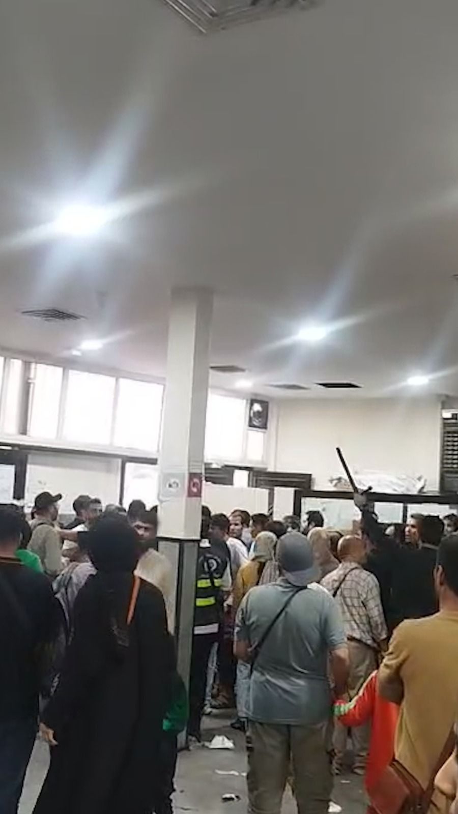 بدرفتاری کارمندان سفارت طالبان در تهران با مردم؛ «مدارک ما را پاره کردند و دور ریختند»