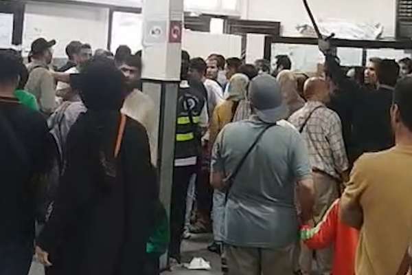 بدرفتاری کارمندان سفارت طالبان در تهران با مردم؛ «مدارک ما را پاره کردند و دور ریختند»