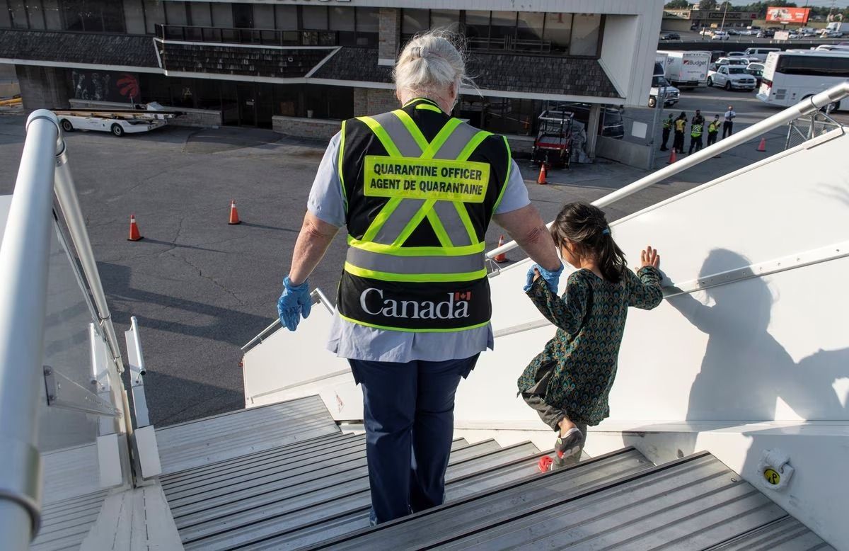 ۳۰۰ پناهنده افغان با یک پرواز خصوصی از اسلام‌آباد به کانادا انتقال یافتند
