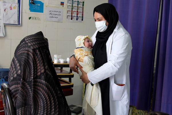 ملګري ملتونه: په افغانستان کې میلیونونه ماشومان لا هم له خوارځواکۍ او بېوزلۍ سره مخ دي