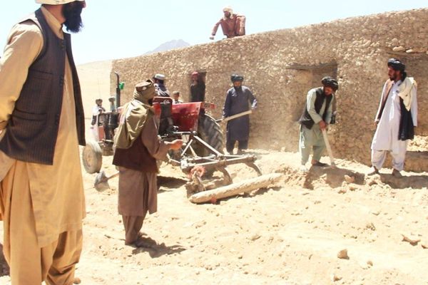 په زابل کې طالبان خلک مجبوروي چې په خپل لګښت د پوهنې ودانۍ جوړې کړي