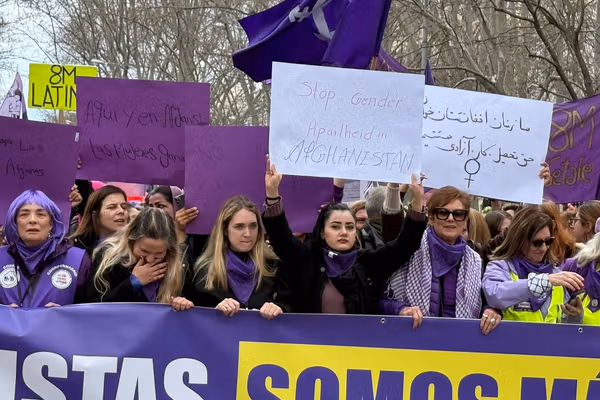 په اسپانیا کې لاریونوالې:د مارچ ۸مه په داسې حال کې نمانځو چې افغان ښځې په اسارت کې دي