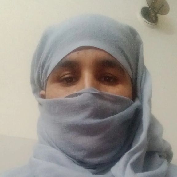 د افغان کډوالو ستونزې: پخوانۍ مدني فعاله وايي، د کور مالک له کوره اېستلې او بېسرپناه ده