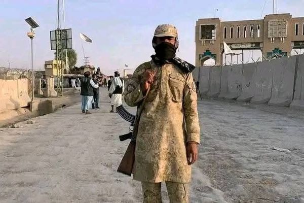 پاکستان پس از توقف ۱۰ روزه ترانزیت کالا با افغانستان را به صورت محدود از سر گرفت