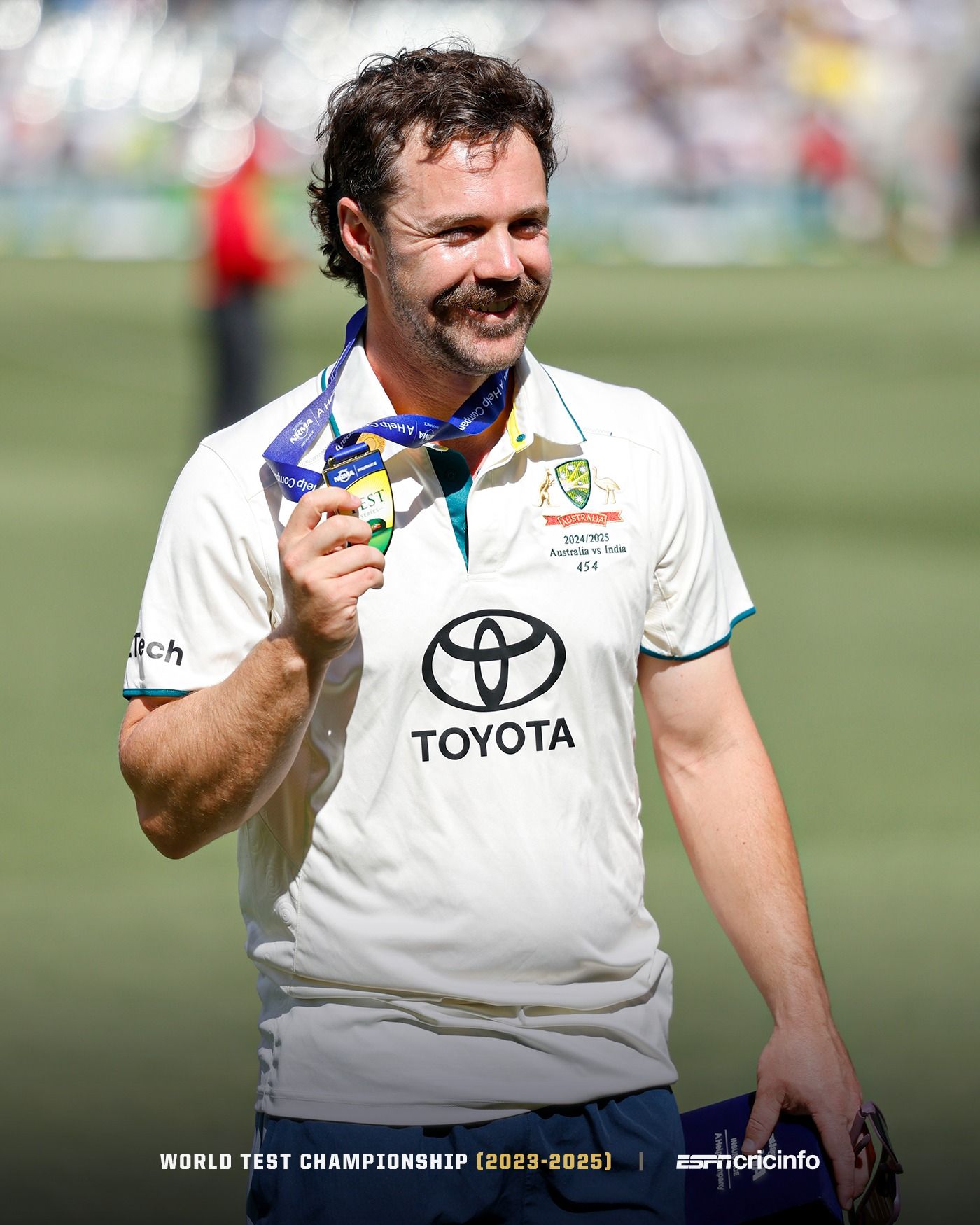 د اسټرالیا کرېکټ لوبډلې د منځنۍ لیکې توپ وهونکی ټریویس هیډ