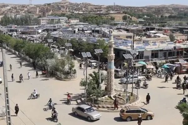 طالبان ۳ زن و ۴ مرد را در ورزشگاه ولایت غور شلاق زد