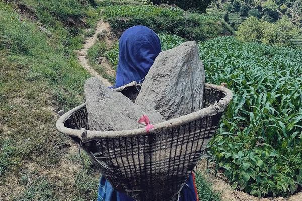 طالبانو په نورستان کې د ښځو پر درنو کارونو بندیز ولګاوه