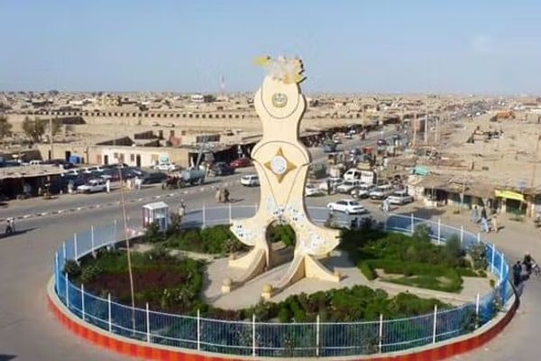 ټکسي چلوونکی: د طالبانو ترافیک چارواکو په زرنج کې د ټکسي چلوونکو د کار مخه نیولې ده