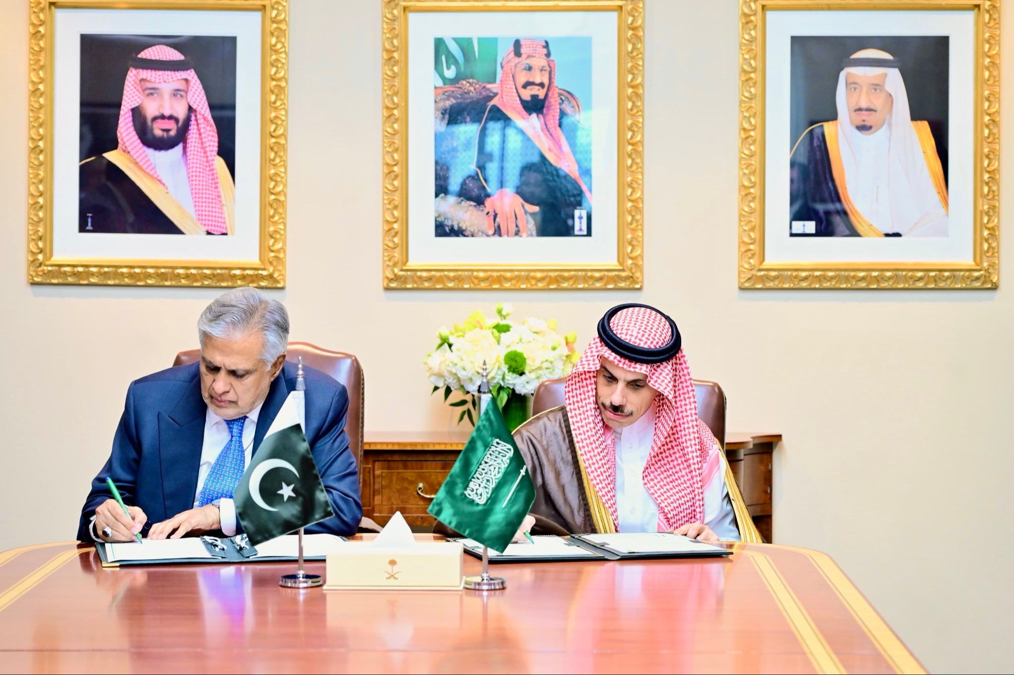 د سعودي او پاکستان نوی تړون؛ ډیپلوماتیک پاسپورټ لرونکي به پرته له ویزې تګ راتګ کوي