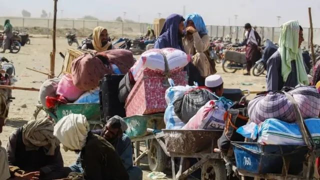 طالبان: په تېره یوه ورځ کې ۸۶۸ کډوالې کورنۍ افغانستان ته راستنې شوي