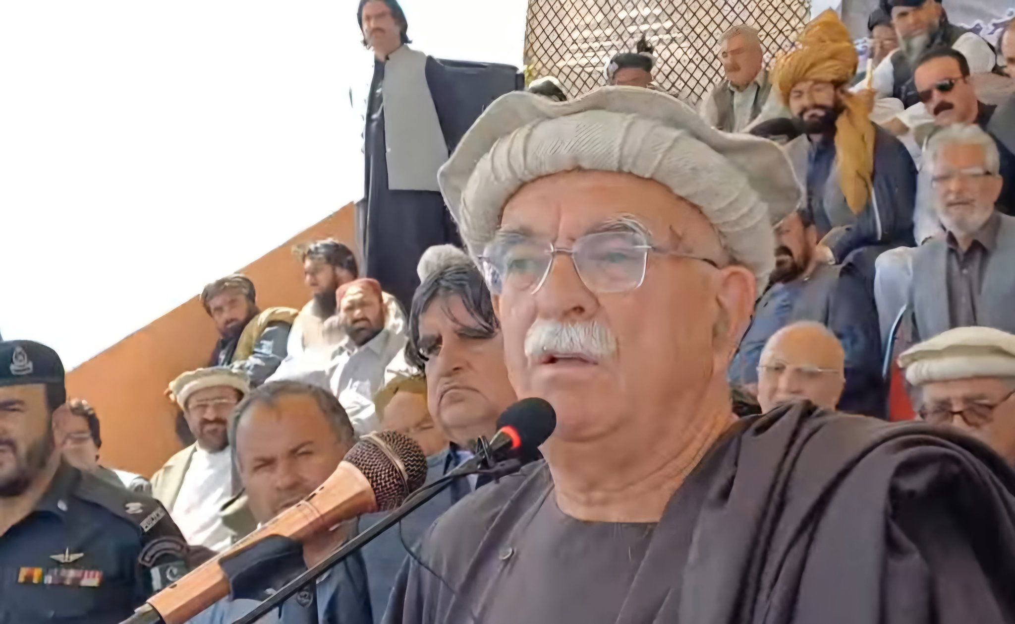 محمود خان اچکزی د پاکستان پوځ ته؛ د انګریزانو مزدوران دې موږ ته د ازادۍ مانا نه راښيي