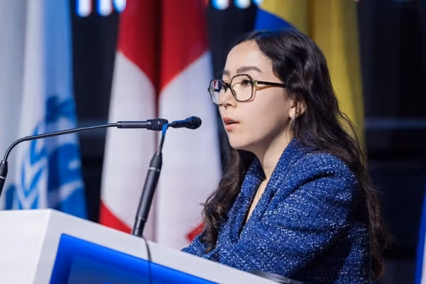 حضور ذکیه خدادادی ورزشکار پاراتکواندو افغانستان در افتتاحیه مجمع جهانی پناهندگان