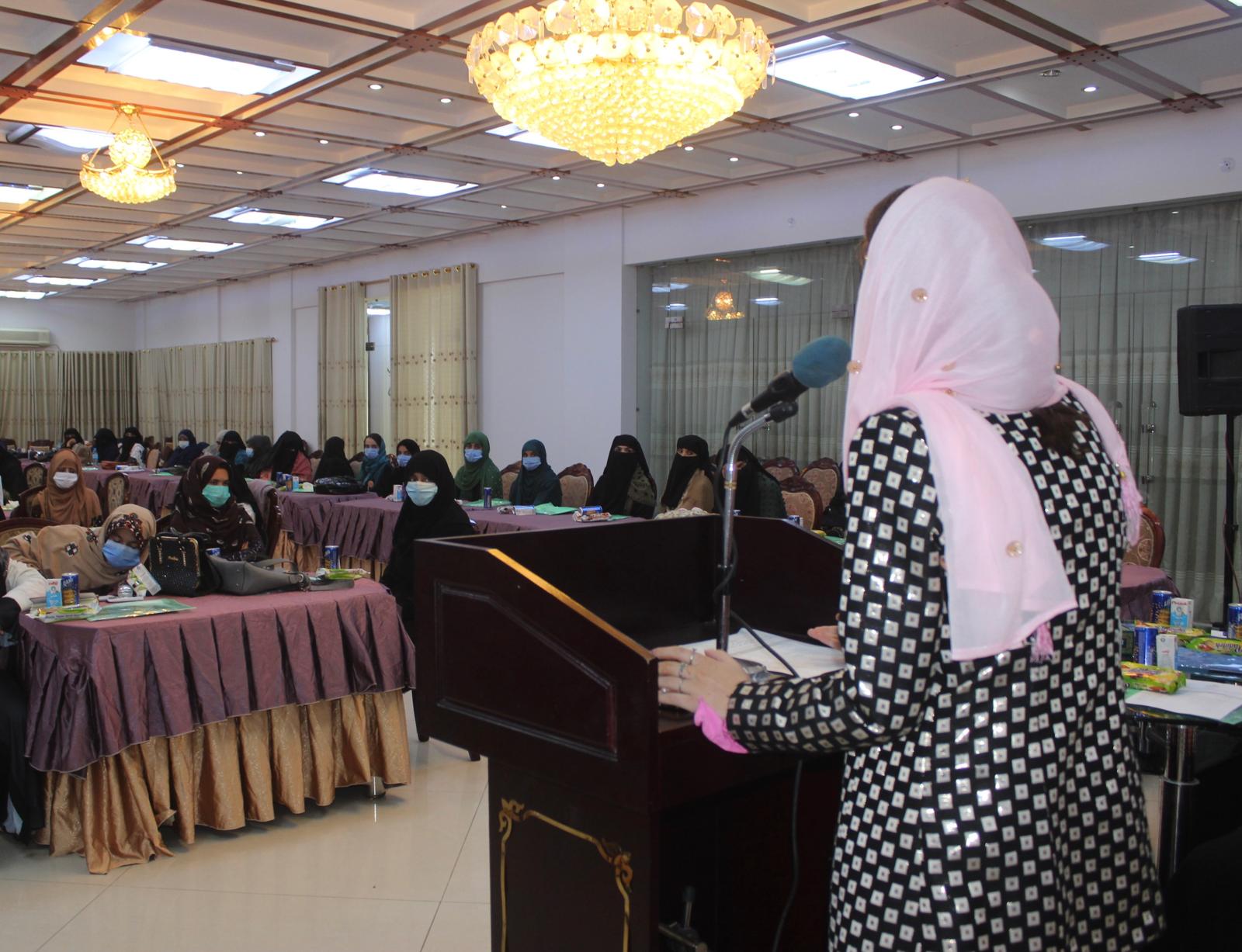 وږمه توخۍ چې د سوېلي ولایتونو د نجونو د مړاوي هیلو د ژوندي ساتلو لپاره هڅې کوي