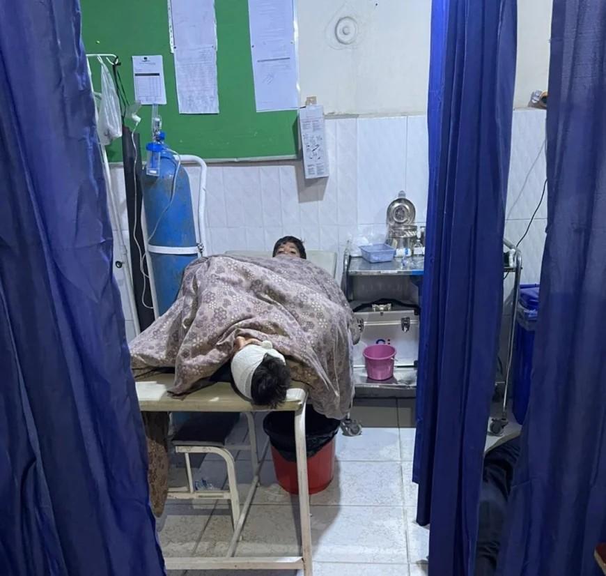 په ننګرهار کې د یوې ټرافیکي پېښې له امله یو کس مړ او ۳۵ نور ټپیان شوي دي