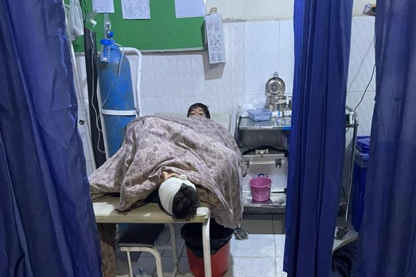 په ننګرهار کې د یوې ټرافیکي پېښې له امله یو کس مړ او ۳۵ نور ټپیان شوي دي