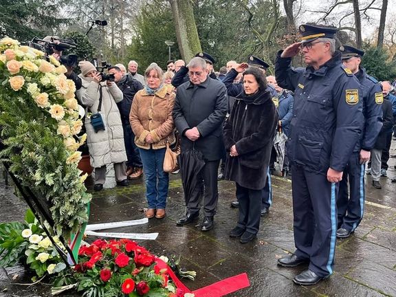 ادای احترام پولیس به کودک دو ساله و مرد ۴۱ ساله قربانی حمله با چاقو در پارکی در آلمان