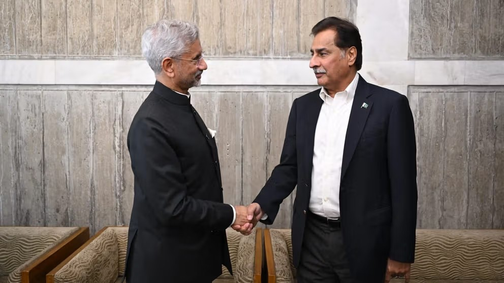 أول تواصل مباشر بعد الحرب.. لقاء يجمع وزير الخارجية الهندي برئيس البرلمان الباكستاني