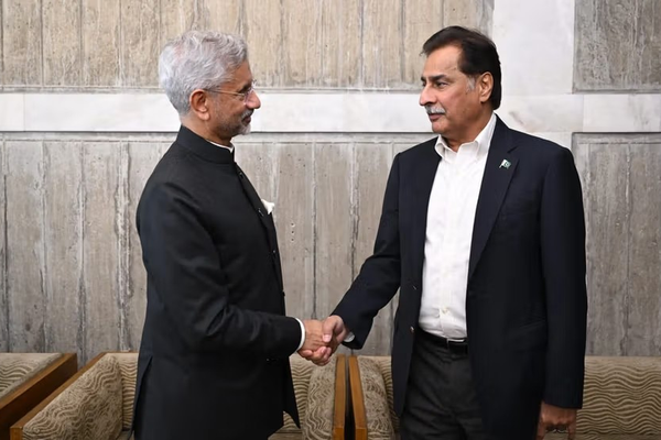 أول تواصل مباشر بعد الحرب.. لقاء يجمع وزير الخارجية الهندي برئيس البرلمان الباكستاني