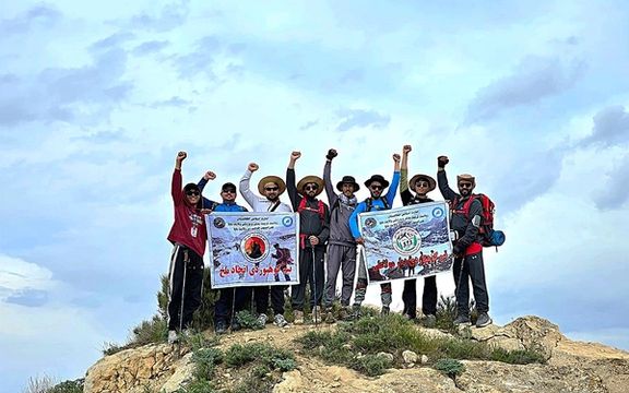 ورزشکاران کوهنوردی ولایت بلخ مرتفعترین قله کوه سیفالدین را فتح کردند