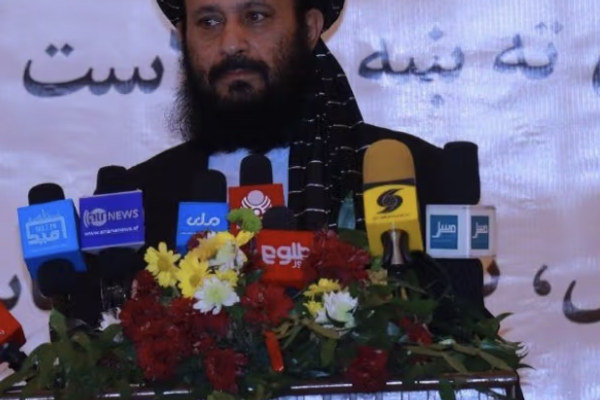 وزير الاتصالات في طالبان: يُسمح للأطباء الذكور بلمس أجساد النساء