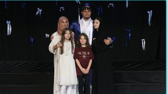 کرزی با ظاهر شدن در کنار همسرش، هبتالله را برای خانهنشین کردن زنان به چالش میکشد